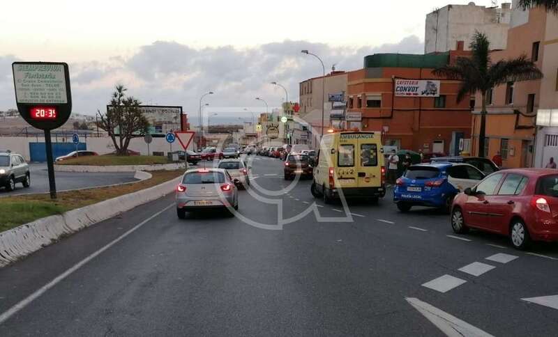 Ambulancia y coche patrulla de la Policía Local en el lugar del choque/TA: